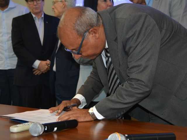 Ifes assina protocolo de intenção para criação do Centro de Referência Nacional de Tecnologia Portuária