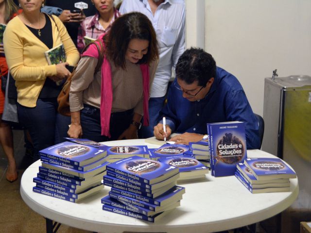 Jornalista André Trigueiro lança livro no Campus Vitória