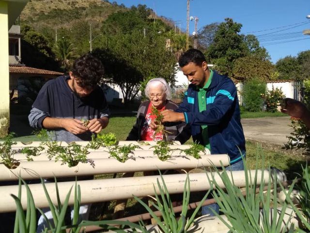 Projeto de extensão do Campus de Alegre leva peixes e hortaliças para idosos de Jerônimo Monteiro