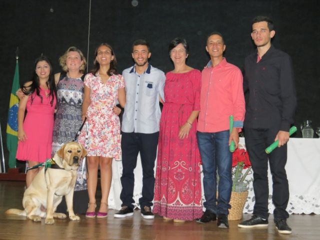 Campus de Alegre forma 1ª turma de treinadores de cães-guia e realiza entrega de cão