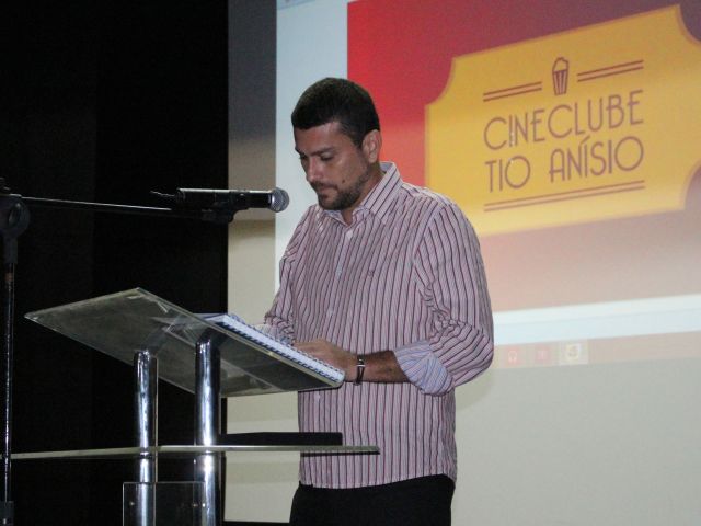 Estreia oficial do Cineclube Tio Anísio tem homenagem, pipoca e reflexão
