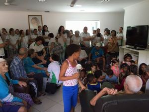 2015 - Alunas do Pronatec do Campus Santa Teresa visitam orfanato e asilo em Colatina